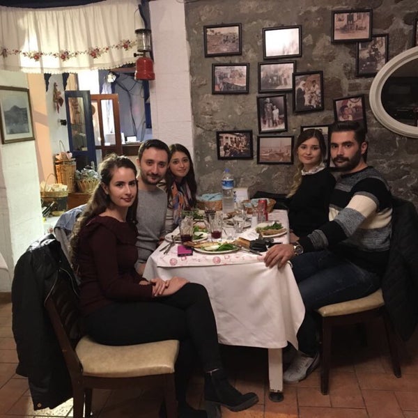 Das Foto wurde bei Assos Yıldız Balık Restaurant von nefise m. am 9/30/2017 aufgenommen