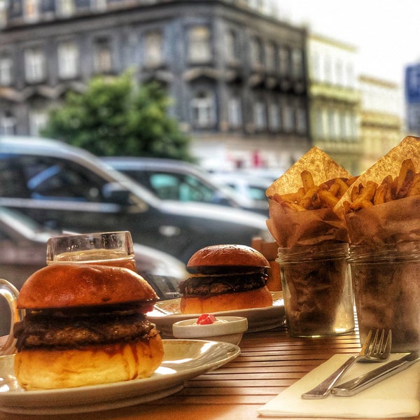 Foto scattata a Dish fine burger bistro da Elif B. il 7/15/2019