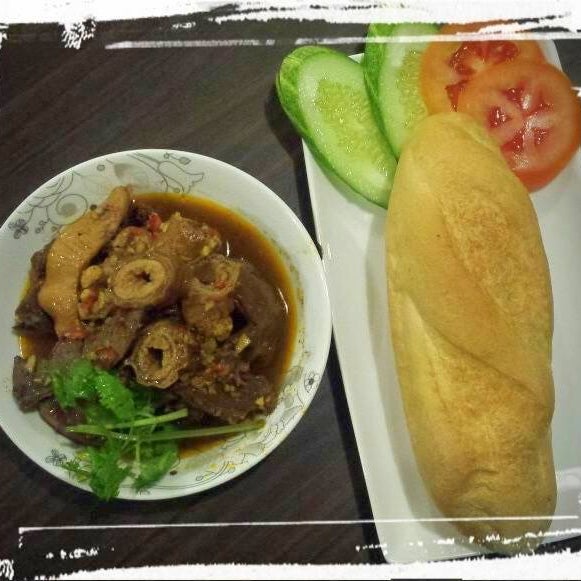 New yummy food on the go... Yummy Banh Mi Pha Lau & Banh Mi Ca Moi... the more Vietnamese way of eating with a long bread.. come and try it out.. Cheers..