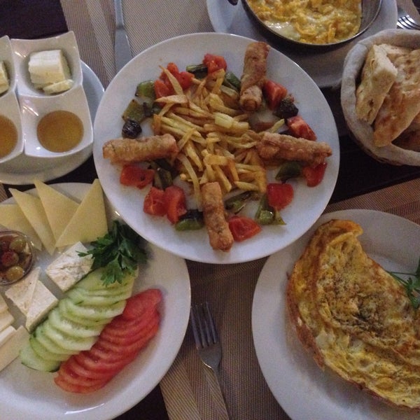Photo taken at Massimo Turkish &amp; Italian Restaurant by Osman O. on 12/6/2014