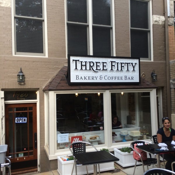 Foto tirada no(a) Three Fifty Bakery and Coffee Bar por A J. em 9/7/2014