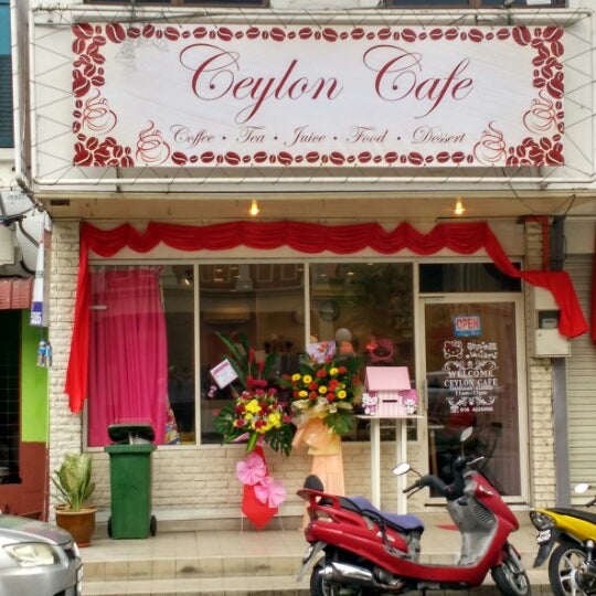 Foto diambil di Ceylon Cafe oleh raven s. pada 11/13/2015