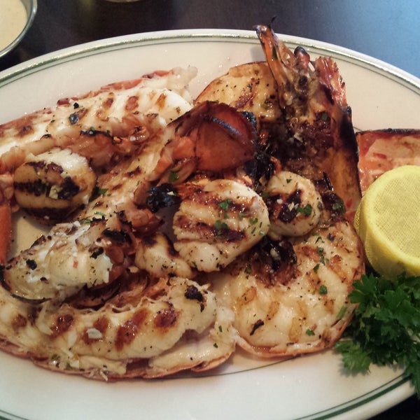 Stone crabs y Grilled seafood platter. Ambos a must.
