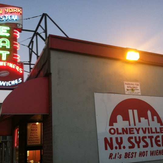 Foto tomada en Olneyville New York System Restaurant  por Brian R. el 10/20/2012