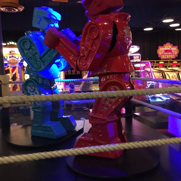 Photo taken at Dave &amp; Buster&#39;s by Jason H. on 8/23/2017