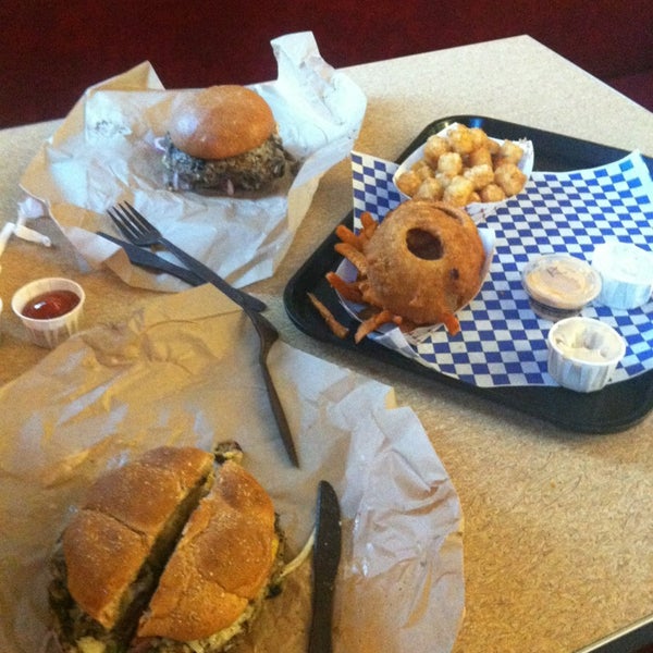 รูปภาพถ่ายที่ Blue Moon Burgers Capitol Hill โดย Allison P. เมื่อ 3/28/2013