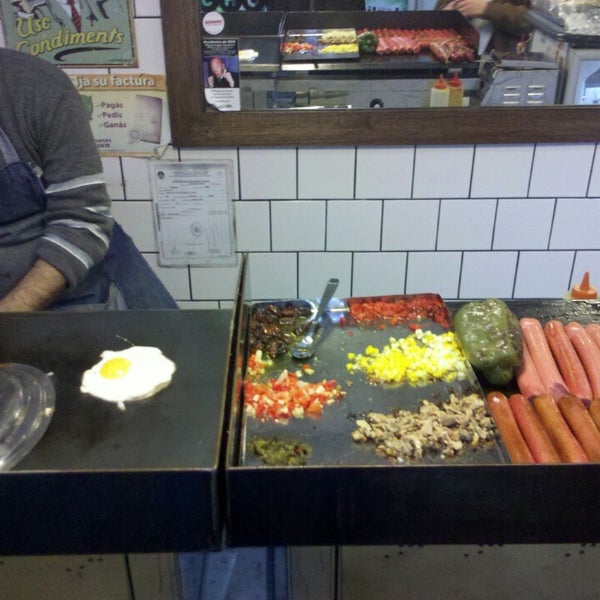 Foto diambil di Chez Nini (ex HOCHOS) - Hot Dogs Gourmet &amp; Deli oleh Leonardo S. pada 7/30/2013