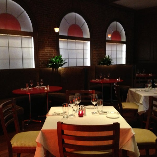 รูปภาพถ่ายที่ Epoch Restaurant &amp; Bar in The Exeter Inn โดย Lori K. h. เมื่อ 6/11/2013