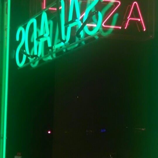 Снимок сделан в Pazzo Pizza &amp; Restaurant пользователем hugh s. 9/25/2013