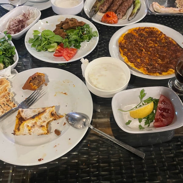 Das Foto wurde bei Çulcuoğlu Restaurant von Serkan Y. am 4/27/2024 aufgenommen