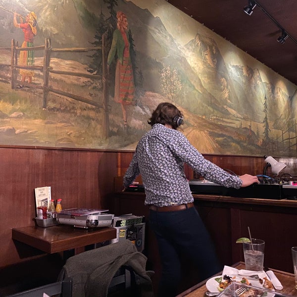 Foto diambil di Hattie&#39;s Hat Restaurant oleh Peter A. pada 11/21/2019