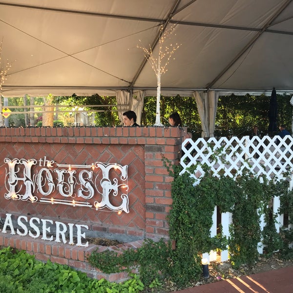 รูปภาพถ่ายที่ The House Brasserie โดย Peter A. เมื่อ 4/14/2019
