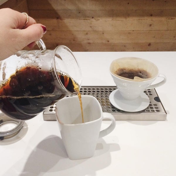 Foto tirada no(a) Aharon Coffee &amp; Roasting Co. por Aharon Coffee &amp; Roasting Co. em 9/20/2015