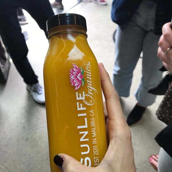 Foto tirada no(a) Sunlife Organics por Minette Y. em 5/19/2018