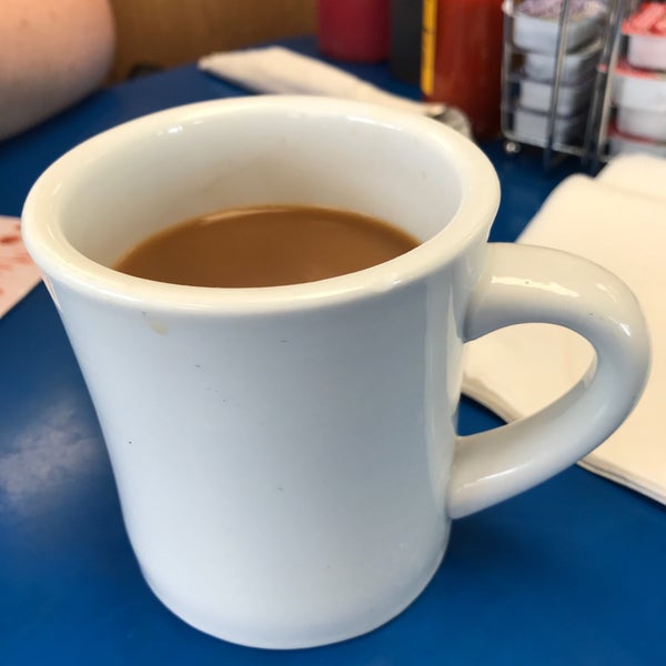 Photo taken at Bob &amp; Edith&#39;s Diner by Sean H. on 9/22/2018