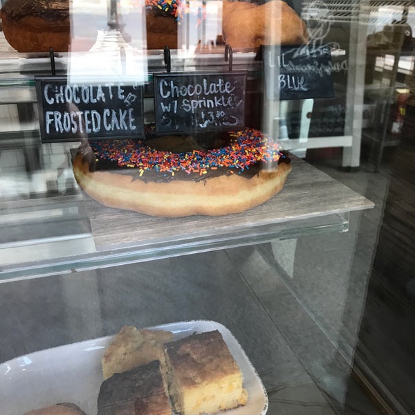 Das Foto wurde bei Good Company Doughnuts &amp; Cafe von Sean H. am 8/31/2019 aufgenommen
