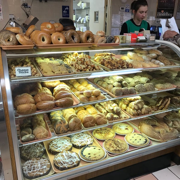 4/7/2018 tarihinde Sean H.ziyaretçi tarafından Heidelberg Pastry Shoppe'de çekilen fotoğraf