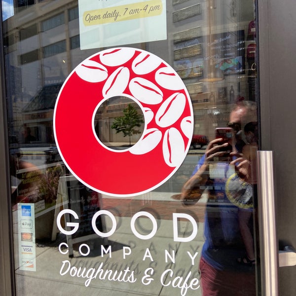 Foto diambil di Good Company Doughnuts &amp; Cafe oleh Sean H. pada 7/12/2020