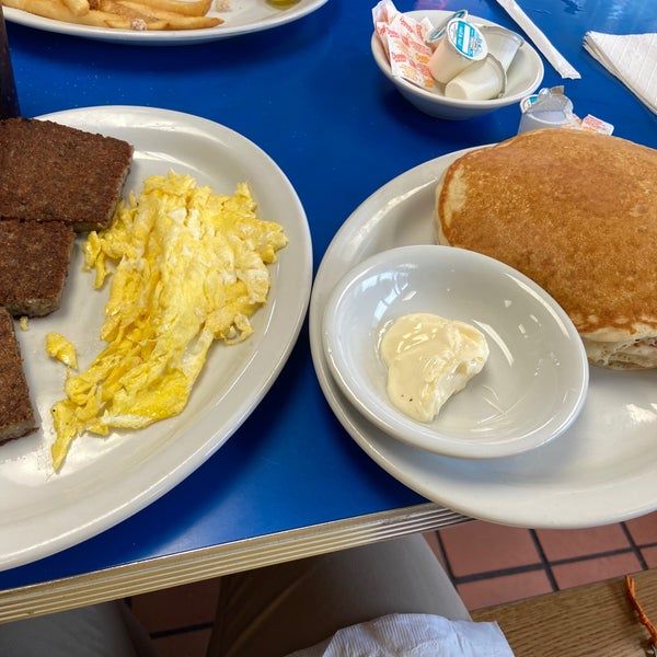 Photo taken at Bob &amp; Edith&#39;s Diner by Sean H. on 11/23/2019