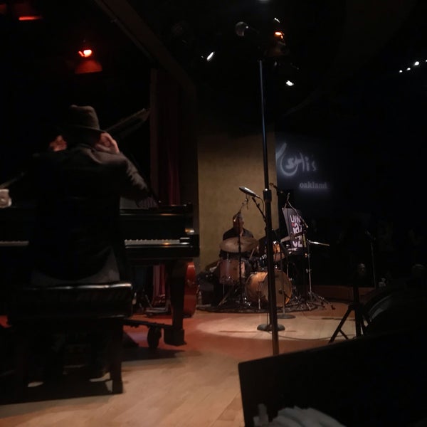 Снимок сделан в Yoshi&#39;s Jazz Club &amp; Japanese Restaurant пользователем Joseph A. 5/1/2019
