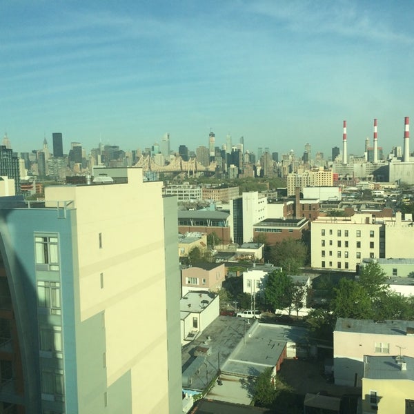 5/12/2014 tarihinde Tomáš 🐦 V.ziyaretçi tarafından Holiday Inn L.I. City-Manhattan View'de çekilen fotoğraf
