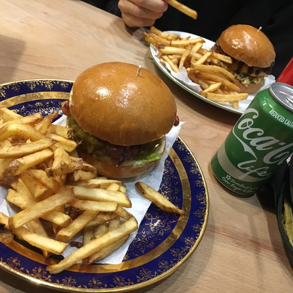 Foto diambil di Burger Inn oleh Tomáš 🐦 V. pada 10/30/2017