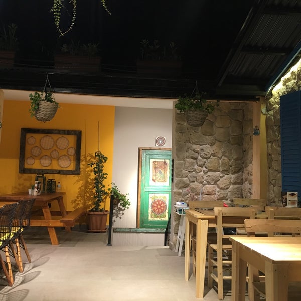 Foto diambil di Sokak Cafe &amp; Restaurant oleh Gülsüm Ö. pada 6/30/2019