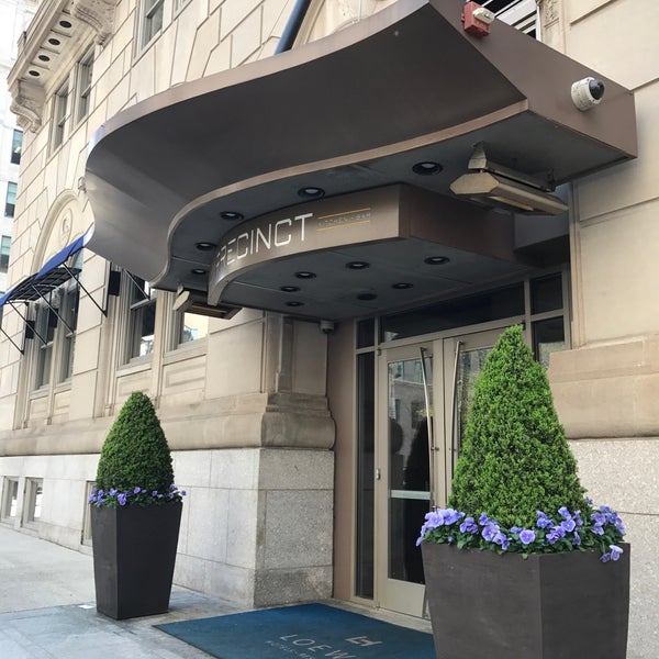 Foto scattata a Loews Boston Hotel da Jody B. il 4/28/2017