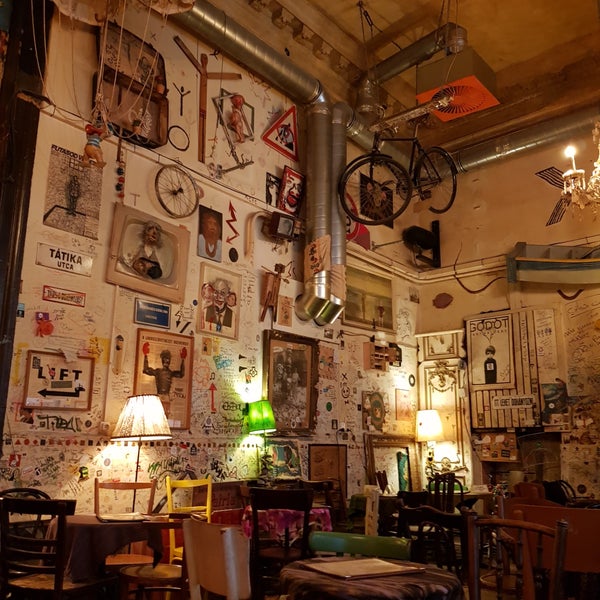 Photo prise au Csendes Vintage Bar &amp; Cafe par Callum J. le2/28/2019