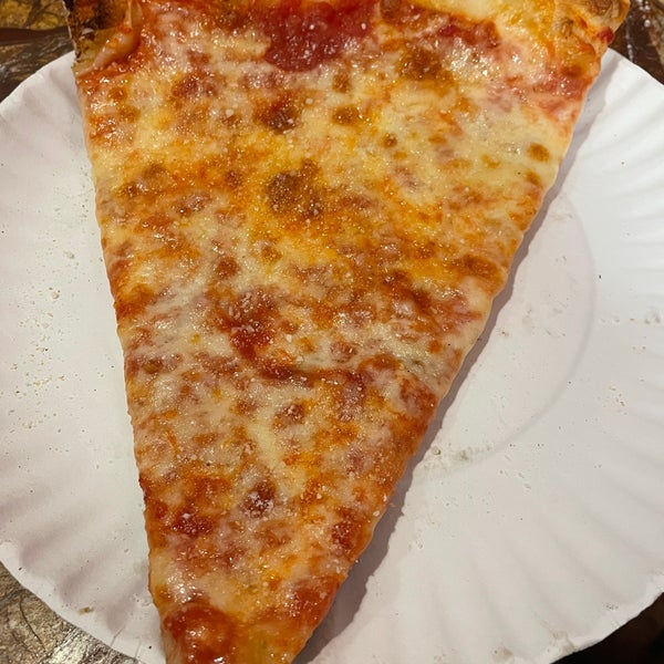 Foto diambil di Joe&#39;s Pizza oleh Elizabeth I. pada 12/17/2022