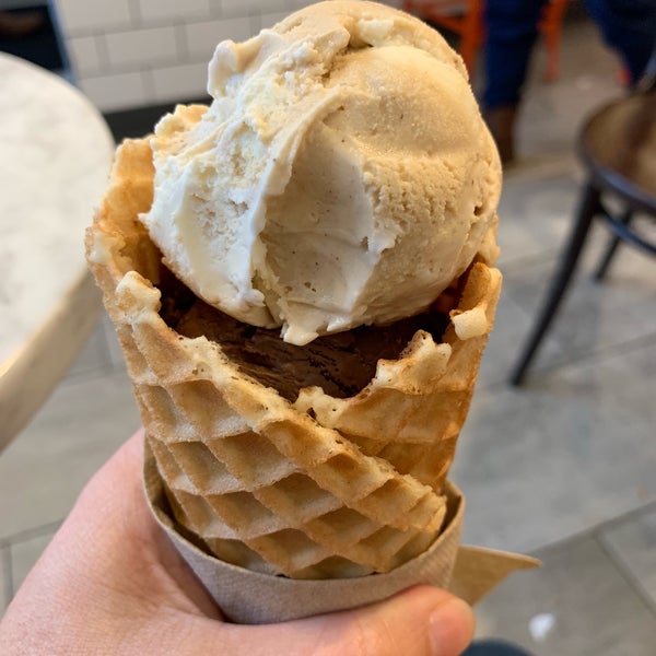 Снимок сделан в Jeni&#39;s Splendid Ice Creams пользователем Elizabeth I. 2/17/2019