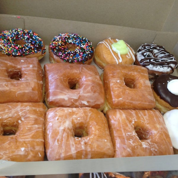 Снимок сделан в Donuts To Go пользователем Kevin P. 8/3/2013
