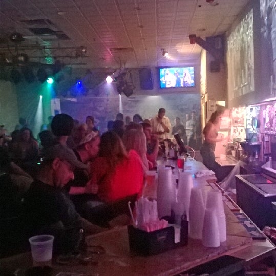Foto scattata a Hula Bar &amp; Grill da Chip W. il 9/13/2014