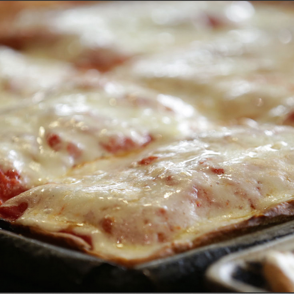 10/22/2014 tarihinde Vesuvio Pizzeria &amp; Restaurantziyaretçi tarafından Vesuvio Pizzeria &amp; Restaurant'de çekilen fotoğraf