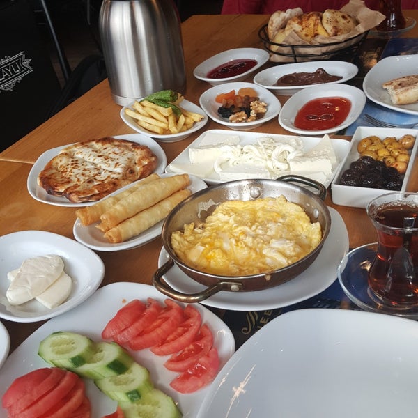 รูปภาพถ่ายที่ Kalaylı Restoran โดย Merve เมื่อ 11/12/2017