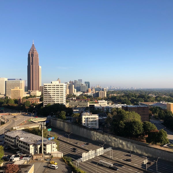Foto diambil di Hilton Atlanta oleh Dylan D. pada 10/28/2018