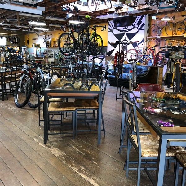 4/30/2018 tarihinde Dylan D.ziyaretçi tarafından Velo Cult Bicycle Shop &amp; Bar'de çekilen fotoğraf
