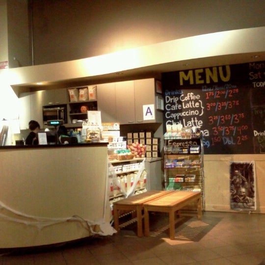 Foto tirada no(a) Showbiz Store &amp; Cafe por Michael R. B. em 10/5/2012
