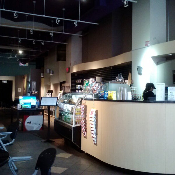 5/18/2013にMichael R. B.がShowbiz Store &amp; Cafeで撮った写真