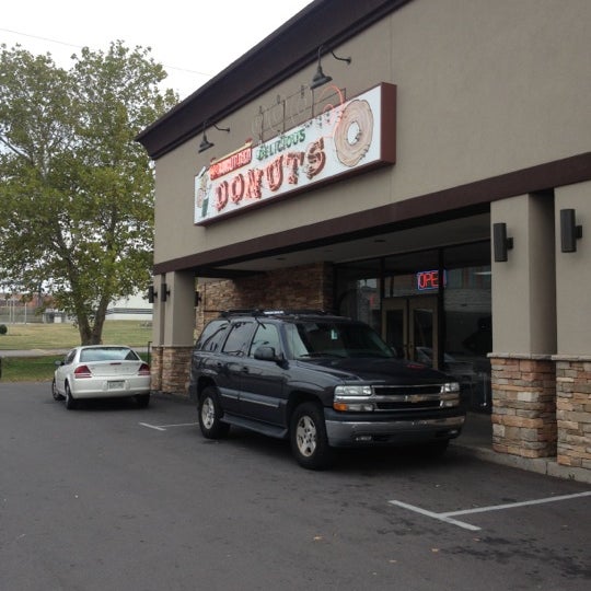 11/4/2012 tarihinde Mark E.ziyaretçi tarafından Donut Den'de çekilen fotoğraf