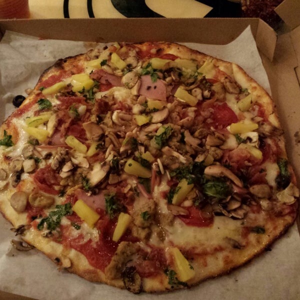 Foto tirada no(a) Pieology Pizzeria por K em 10/5/2013