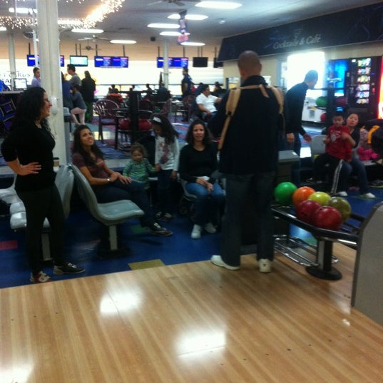 Das Foto wurde bei Whitestone Lanes Bowling Centers von Rochylín am 12/2/2012 aufgenommen