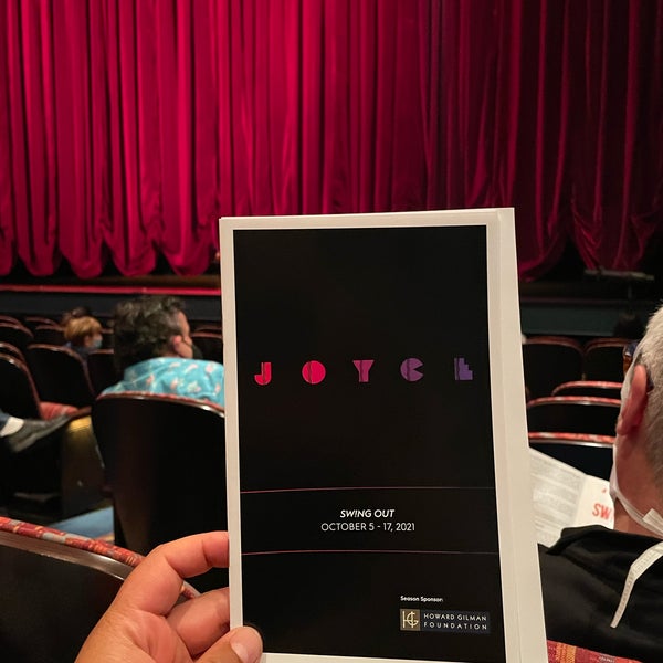 Foto diambil di The Joyce Theater oleh Timothy O. pada 10/16/2021