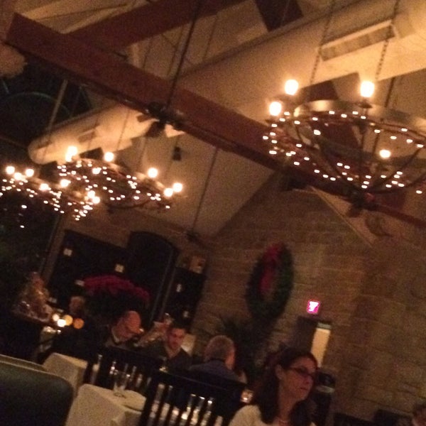 รูปภาพถ่ายที่ The Quarry Restaurant &amp; Lounge โดย Ric M. เมื่อ 12/12/2014