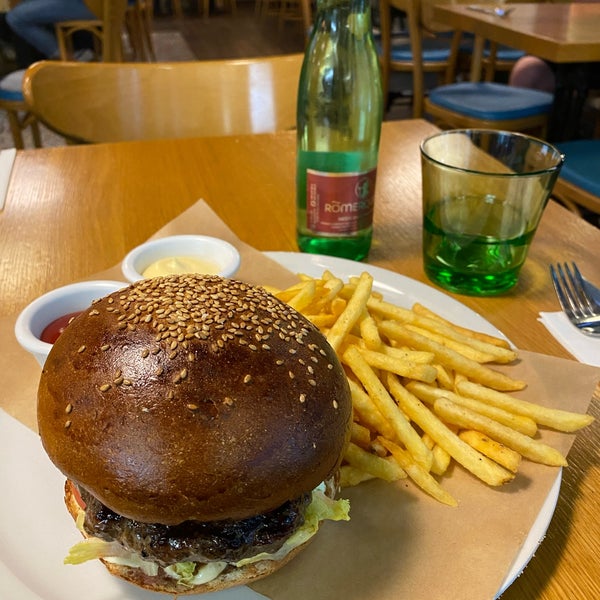 Photo prise au Joy Burger Bar &amp; Grill par Cansu A. le6/21/2022