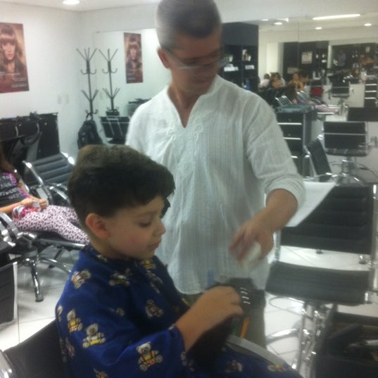 Foto tirada no(a) Spot Hair Salon por Regina M. em 9/22/2012