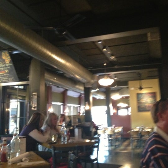 Foto diambil di The Hornet Restaurant oleh Charlie pada 11/23/2012