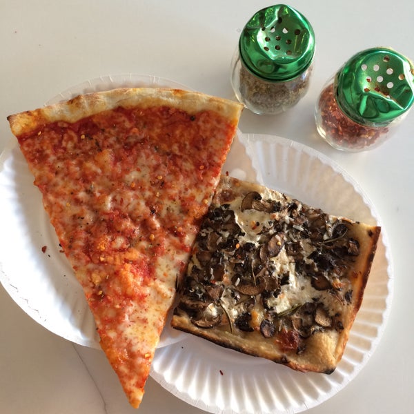 รูปภาพถ่ายที่ Williamsburg Pizza โดย aj w. เมื่อ 8/26/2015