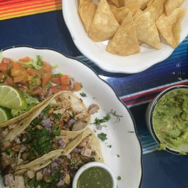 Снимок сделан в Acapulco Restaurant пользователем aj w. 12/5/2015