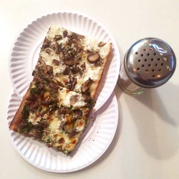 Foto tirada no(a) Williamsburg Pizza por aj w. em 10/4/2015
